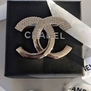 🤍CHANEL Gold & Crystal Brooch -like New